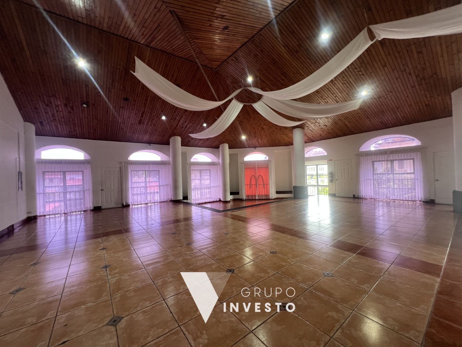 A un costado del Parque Central, Zona 1