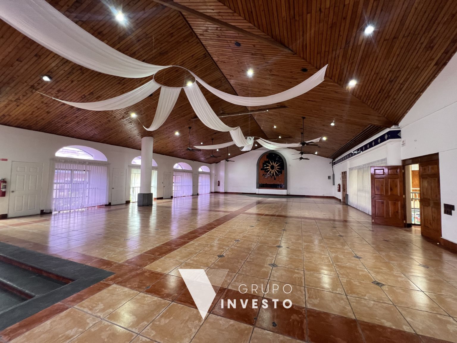Locales comerciales a un costado del Parque Central, Zona 1